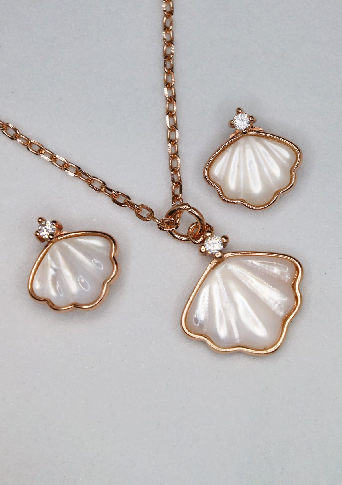 PEARL SHELLFISH ROSEGOLD NECKLACE AND EARRINGS