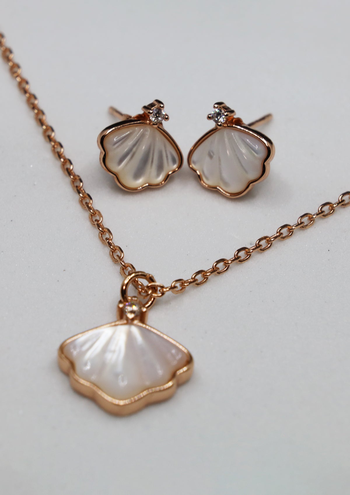 PEARL SHELLFISH ROSEGOLD NECKLACE AND EARRINGS